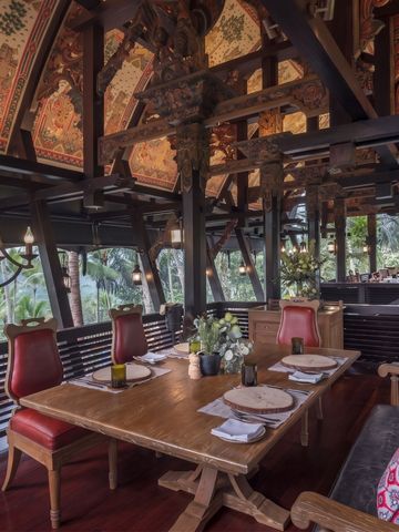 Traditionell eingerichtetes Restaurant mit Holzdecken und dekorativen Elementen