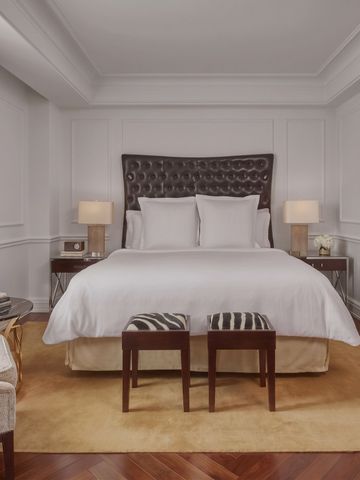 Geräumiges Standardzimmer mit Kingsize-Bett im Rosewood Washington DC