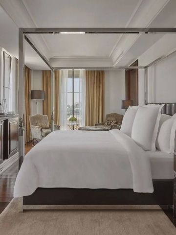 Luxuriöse Suite mit Himmelbett und großen Fenstern
