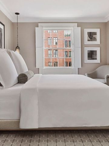 Elegantes Hotelzimmer mit Doppelbett und Kunst an den Wänden