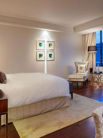 Geräumiges Hotelzimmer mit großem Fenster und stilvollem Ambiente