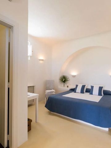 Zimmer mit Doppelbett und Zugang zum Badezimmer im Capofaro Resort