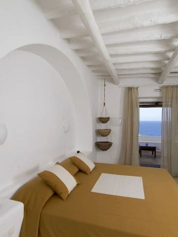 Zimmer mit Doppelbett und Meerblick im Capofaro Resort