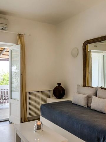 Elegantes Zimmer mit Spiegel und Gartenzugang im Capofaro Resort