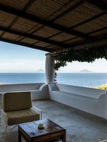 Überdachte Terrasse mit Blick auf das Meer bei Capofaro Resort