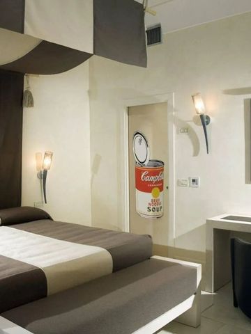 Geschmackvoll gestaltetes Schlafzimmer in neutralen Tönen mit moderner Dekoration