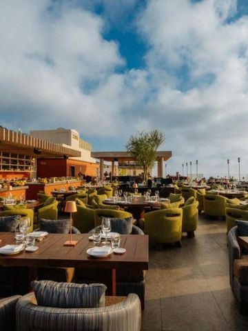 Außenbereich des Restaurants mit Meerblick und eleganter Einrichtung