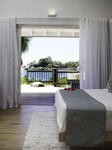 Zimmer mit offener Veranda und Blick auf das Meer im Hotel Carana Beach