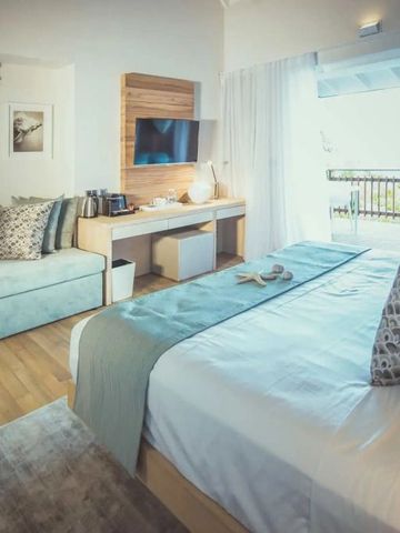 Gemütliches Hotelzimmer mit Sessel und Flachbildfernseher