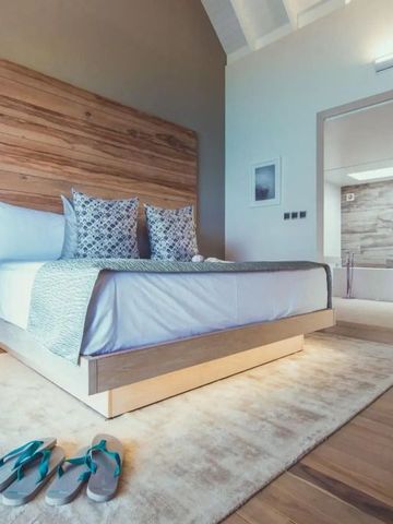 Geräumiges Zimmer mit Holzelementen und Blick ins Badezimmer