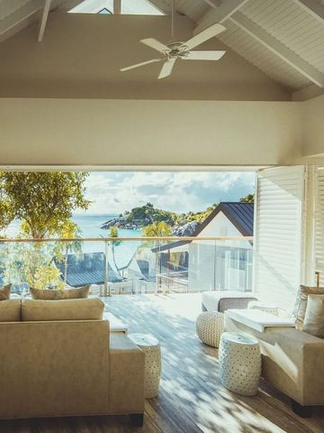 Elegant eingerichteter Loungebereich mit Blick auf den Ozean und luxuriöser Terrasse