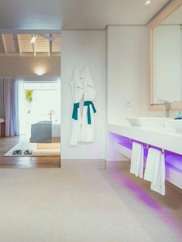 Offenes luxuriöses Hotelzimmer mit eigenem Bad und moderner Einrichtung