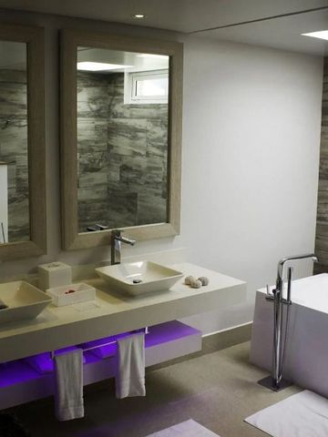 Modernes Badezimmer mit Doppelwaschbecken und freistehender Badewanne
