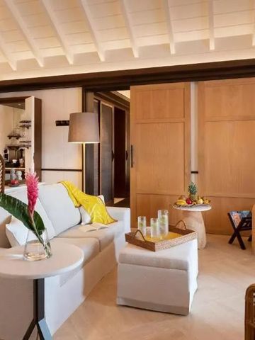 Helles Wohnzimmer im Hotelzimmer mit stilvoller Dekoration und vollen Licht
