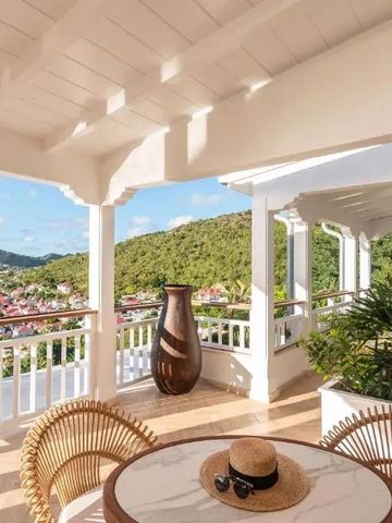 Terrasse mit Panoramablick auf Saint-Barthélemy und elegantem Mobiliar