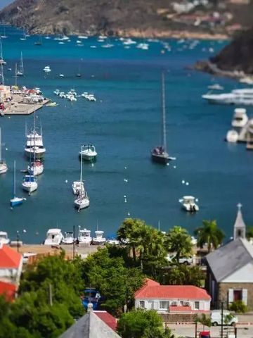 Malerische Aussicht auf eine Küstenbucht mit Segelbooten und Yachten auf St. Barthélemy