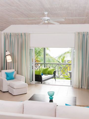 Helle Suite mit Balkon und Blick auf Palmen