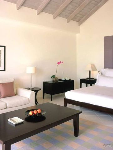 Elegantes Zimmer mit hohen Decken und stilvoller Einrichtung
