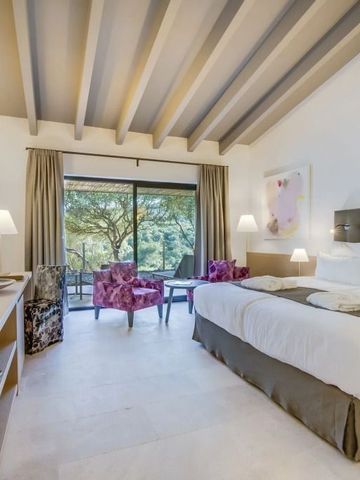 Elegantes Hotelzimmer mit Sitzbereich und großem Fenster