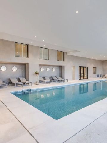 Innenpool mit Liegestühlen in modernem Spa-Bereich