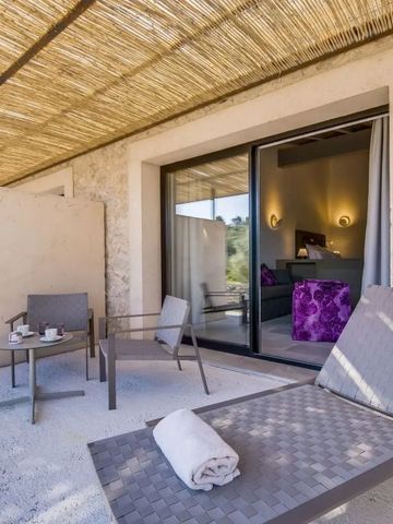 Terrasse mit Liegen und Sonnenschutz Blick auf Zimmer