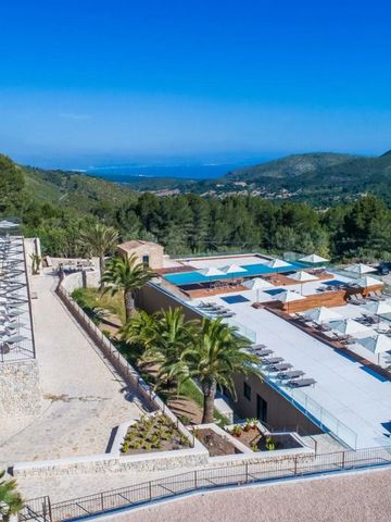 Weitläufiger Blick auf das Hotel mit Pool und mediterraner Landschaft im Hintergrund