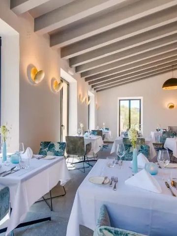 Modernes Restaurant mit eleganten Tischen und großen Fenstern