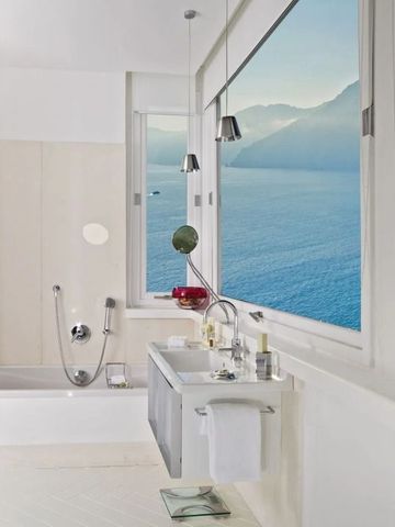 Modernes Badezimmer mit großer Fensterfront und Meerblick