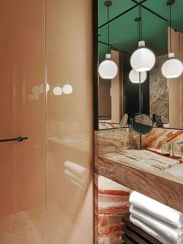 Modernes Badezimmer mit eleganten Armaturen und Designerbeleuchtung