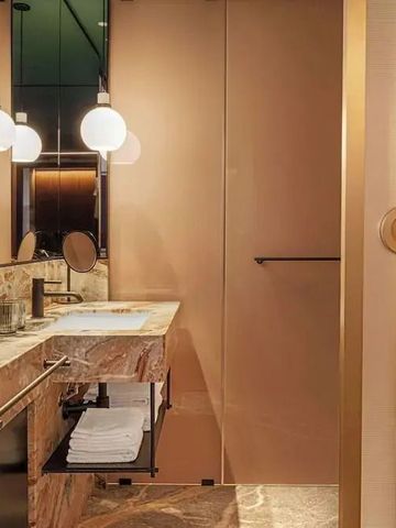 Modernes Badezimmer mit hochwertigen Materialien und stilvoller Beleuchtung