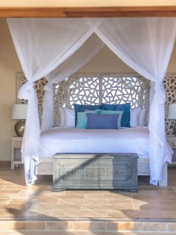 Helles Schlafzimmer mit Baldachin-Bett und klassischen Möbeln