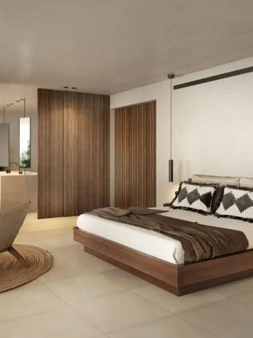 Luxuriöses Zimmer mit Holzdetails und stilvollen Möbeln