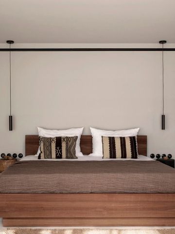 Ansprechendes Schlafzimmerdesign mit warmen Holz- und Textilelementen
