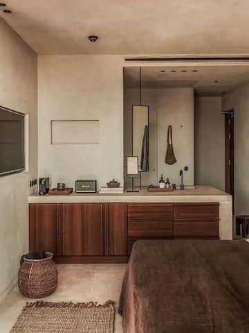 Stilvoll gestaltetes Zimmer mit hellen Tönen und eleganter Einrichtung