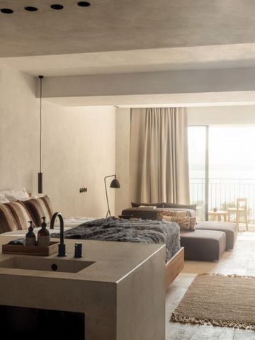 Modernes Zimmerdesign mit offener Architektur und Blick auf den Balkon