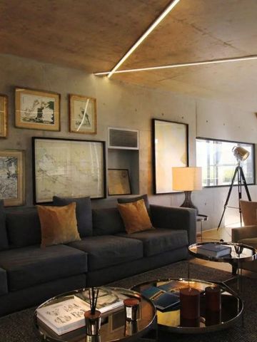 Gemütliche Lounge mit moderner Kunst und eleganter Einrichtung
