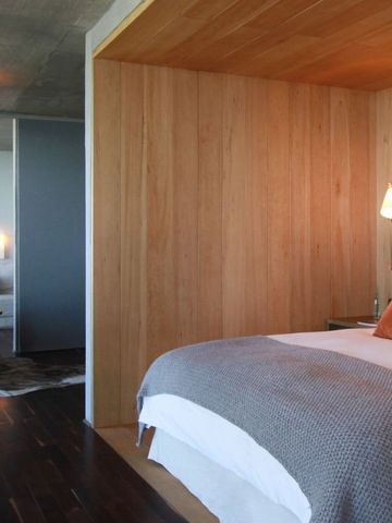 Modernes Hotelzimmer mit Holzakzenten und gemütlicher Beleuchtung
