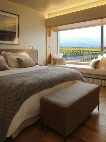 Großes Hotelzimmer mit Panoramablick auf Weinberge