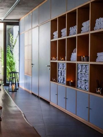 Moderner Wellnessbereich mit Handtüchern und Pflanzen bei Casa de Uco