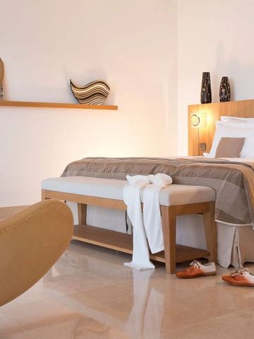 Gemütliches Schlafzimmer mit Designerstuhl und dekorativen Accessoires