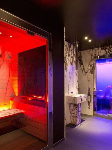 Moderne Sauna und Dampfbad im luxuriösen Spa