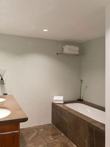 Badezimmer mit Badewanne und natürlichen Fliesen