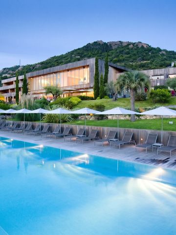 Luxuriöser Außenpool des Hotel Casadelmar mit Liegestühlen und Sonnenschirmen