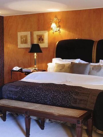 Luxuriöses Doppelzimmer mit edler Einrichtung und stilvollen Leuchten