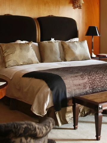 Hochwertiges Doppelbett in einem stilvoll eingerichteten Hotelzimmer