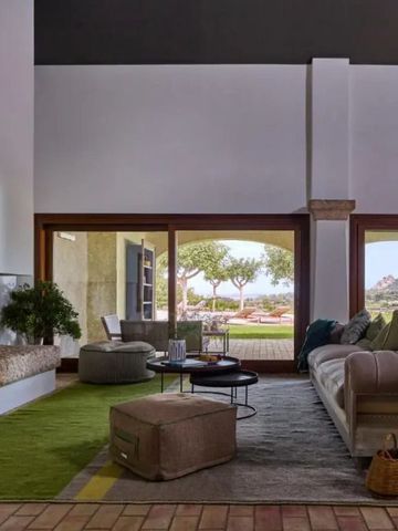 Elegantes Wohnzimmer mit Blick auf mediterrane Landschaft