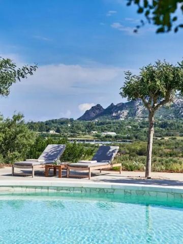 Poollandschaft mit Blick auf Berge und Liegestühle im Cascioni Eco Retreat