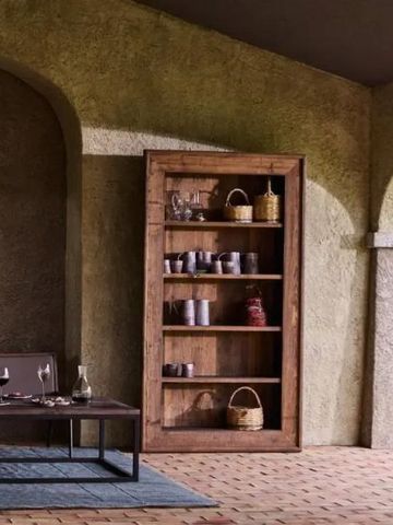 Rustikaler Außenbereich mit Tisch und dekorativem Regal im Cascioni Eco Retreat