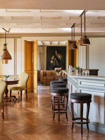 Elegante Hotelbar mit Holzboden und gemütlicher Sitzgelegenheit