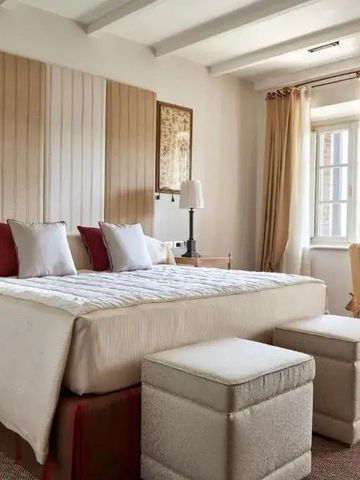 Geräumiges Hotelzimmer mit Doppelbett und klassischer Einrichtung